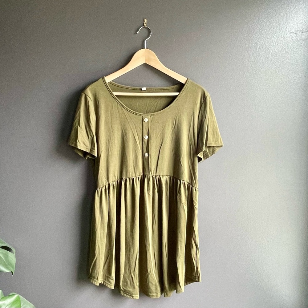 Women Army Green Short Sleeve Peplum Tee Shirt Blouse with Button Accents